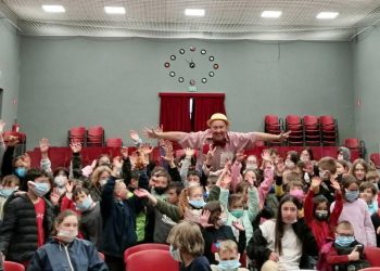 Spettacolo a teatro per profughi dall’Ucraina ospitati a Rota d’Imagna