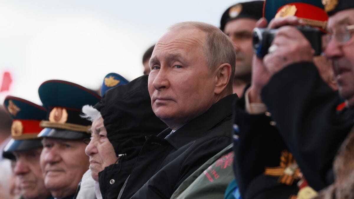 Vladimir Putin assiste a Mosca alla parata militare per la Giornata della vittoria