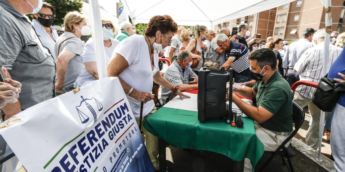 Il gazebo della Lega per la raccolta firme per il referendum sulla giustizia, mercato della Montagnola, Roma 5 agosto 2021.