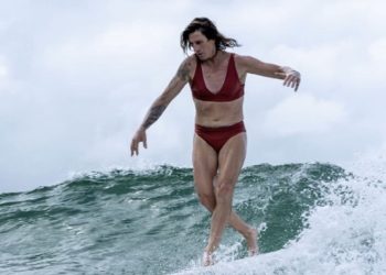 Sasha Jane Lowerson, surfista transgender sulla tavola