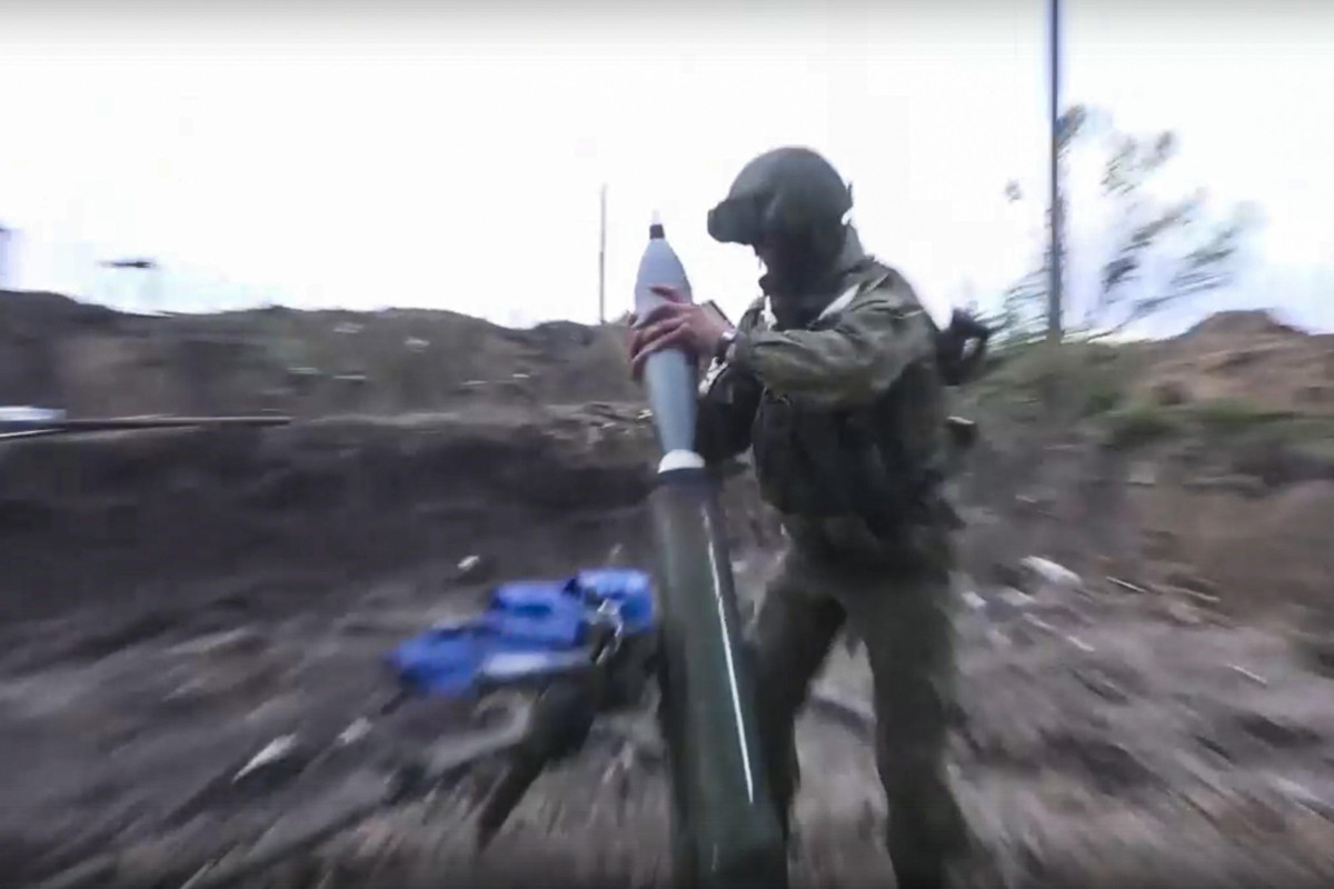 Soldato russo carica un mortaio durante i combattimenti intorno a Kharkiv, Ucraina