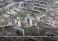 Una visuale dall'alto della città ucraina distrutta di Mariupol
