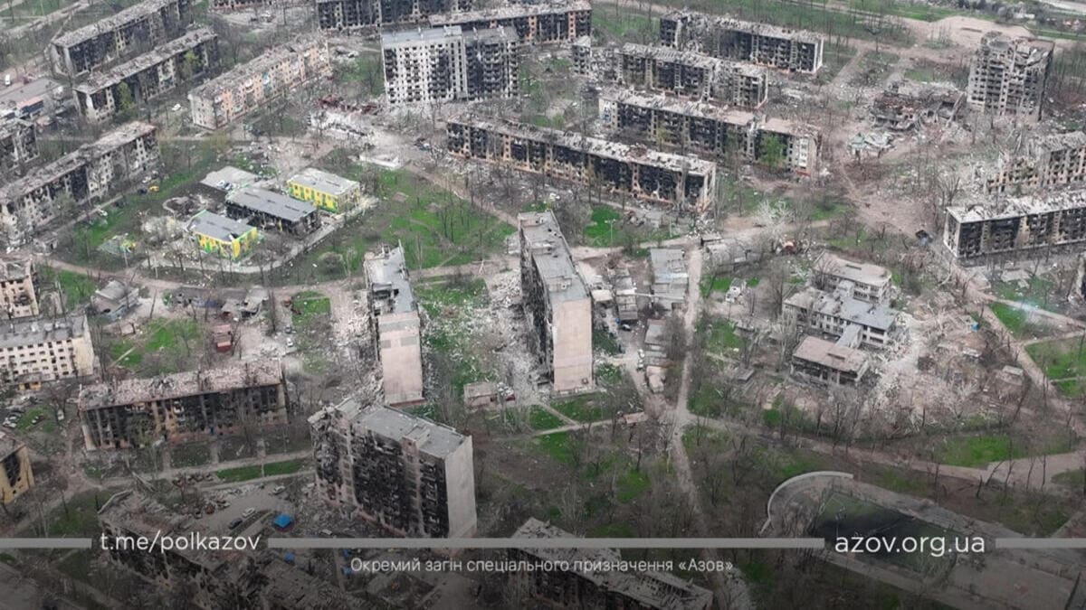 Una visuale dall'alto della città ucraina distrutta di Mariupol