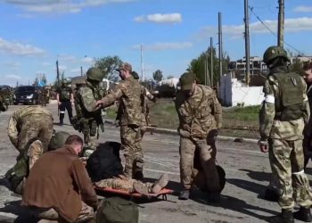 L'evacuazione dei soldati del Battaglione Azov dall'acciaieria Azovstal di Mariupol, in Ucraina