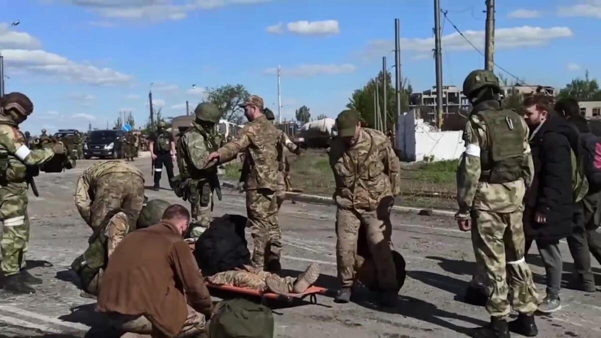 L'evacuazione dei soldati del Battaglione Azov dall'acciaieria Azovstal di Mariupol, in Ucraina