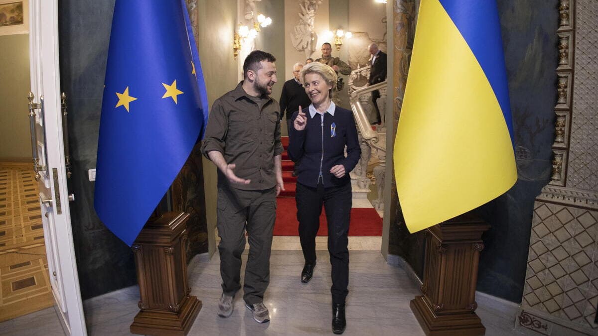 Il presidente dell'Ucraina, Volodymyr Zelensky, insieme alla presidente della Commissione europea, Ursula von der Leyen