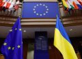 Le bandiere di Ucraina e Unione Europea