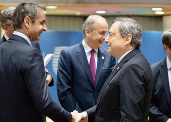 Il premier Mario Draghi al Consiglio europeo straordinario dove è stato trovato l'accordo per le sanzioni sul petrolio alla Russia