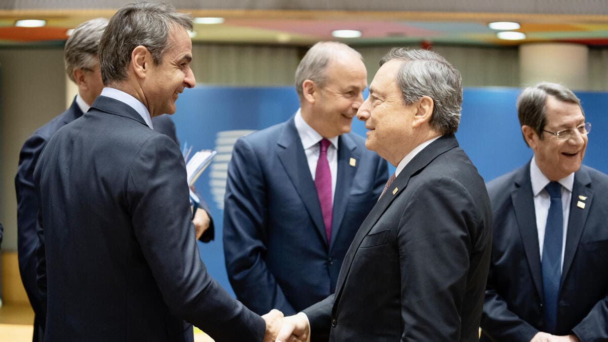 Il premier Mario Draghi al Consiglio europeo straordinario dove è stato trovato l'accordo per le sanzioni sul petrolio alla Russia