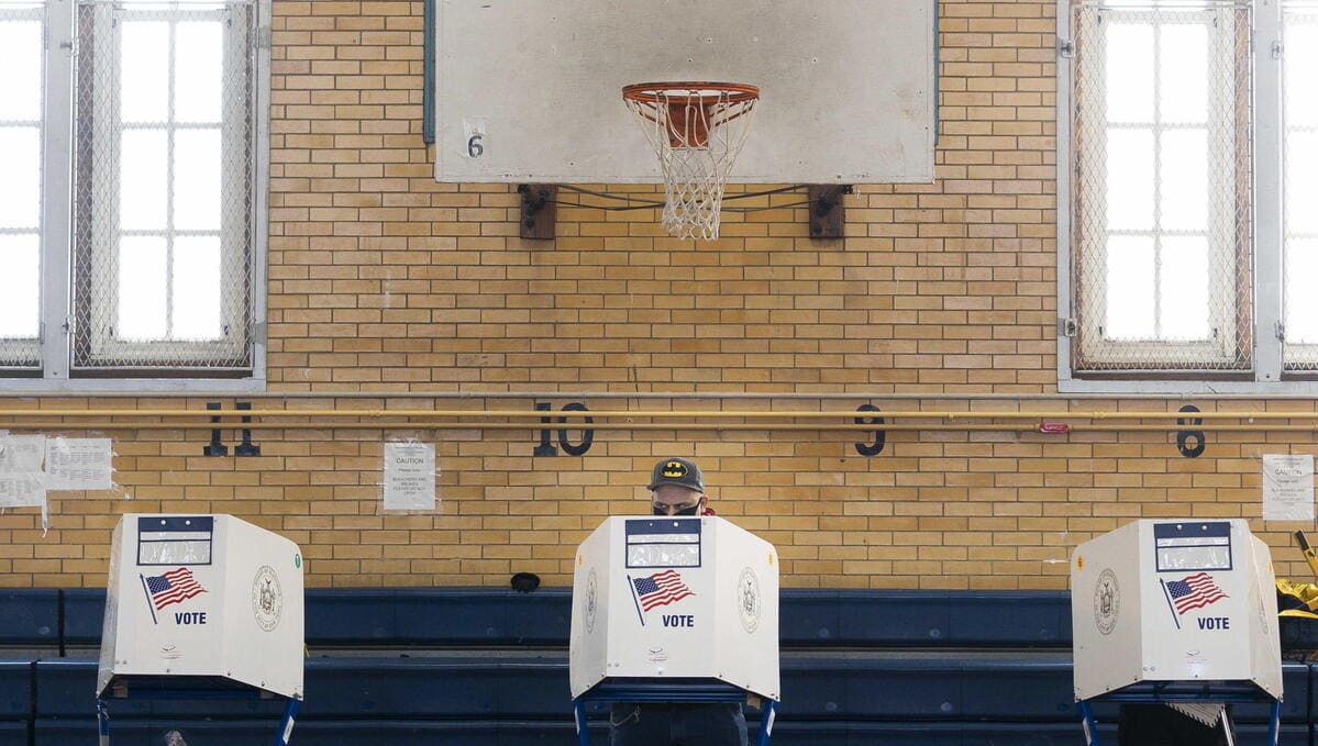 Seggio elettorale alla Bronxdale High School nel Bronx, New York, Usa, 3 novembre 2020