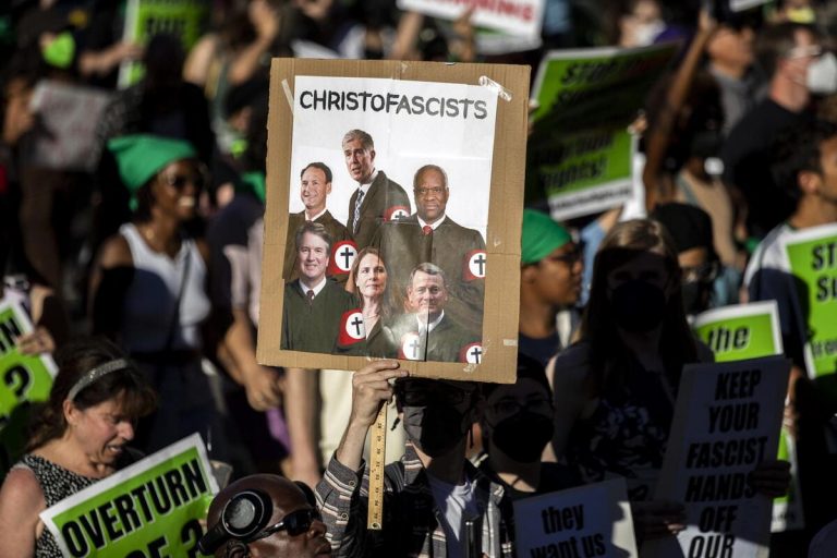 I titoli ovvi dei giornali e l’evidenza dell’esserino con le unghie