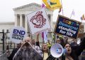 Manifestanti davanti alla Corte suprema negli Usa in attesa della sentenza sull'aborto