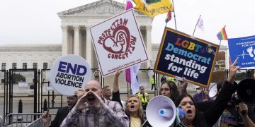 Manifestanti davanti alla Corte suprema negli Usa in attesa della sentenza sull'aborto