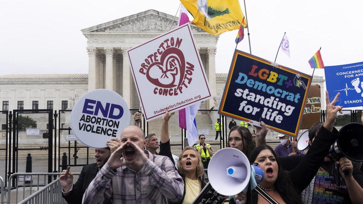 Manifestanti davanti alla Corte suprema negli Usa in attesa della sentenza sull'aborto
