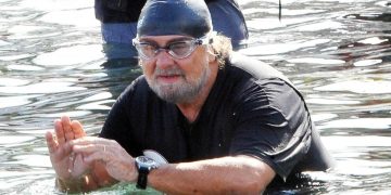Beppe Grillo con la muta da sub con il simbolo del Movimento Cinque Stelle a Villa San Giovanni (Reggio Calabria) da dove partì la traversata a nuoto per la Sicilia, 10 ottobre 2012
