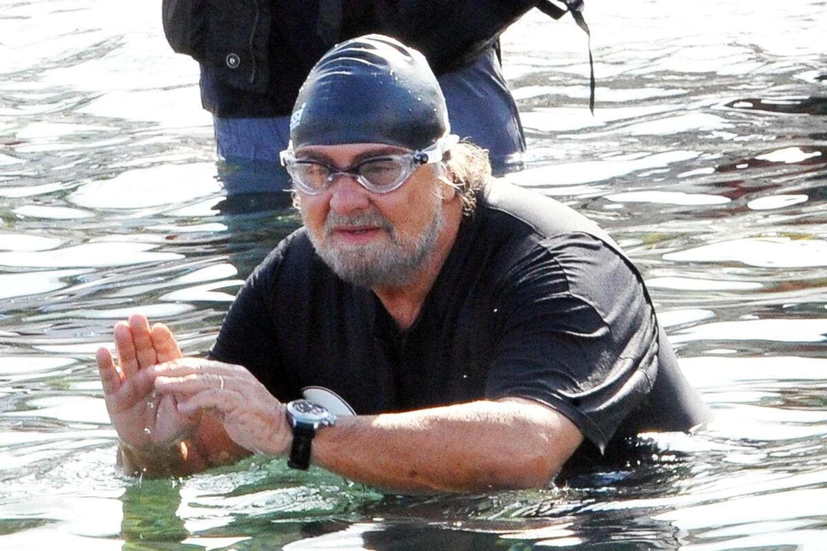 Beppe Grillo con la muta da sub con il simbolo del Movimento Cinque Stelle a Villa San Giovanni (Reggio Calabria) da dove partì la traversata a nuoto per la Sicilia, 10 ottobre 2012