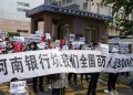 La protesta a Zhengzhou, in Cina, contro uno scandalo bancario
