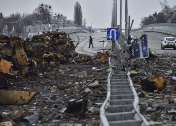 Colonna di mezzi militari russi distrutta a Kiev