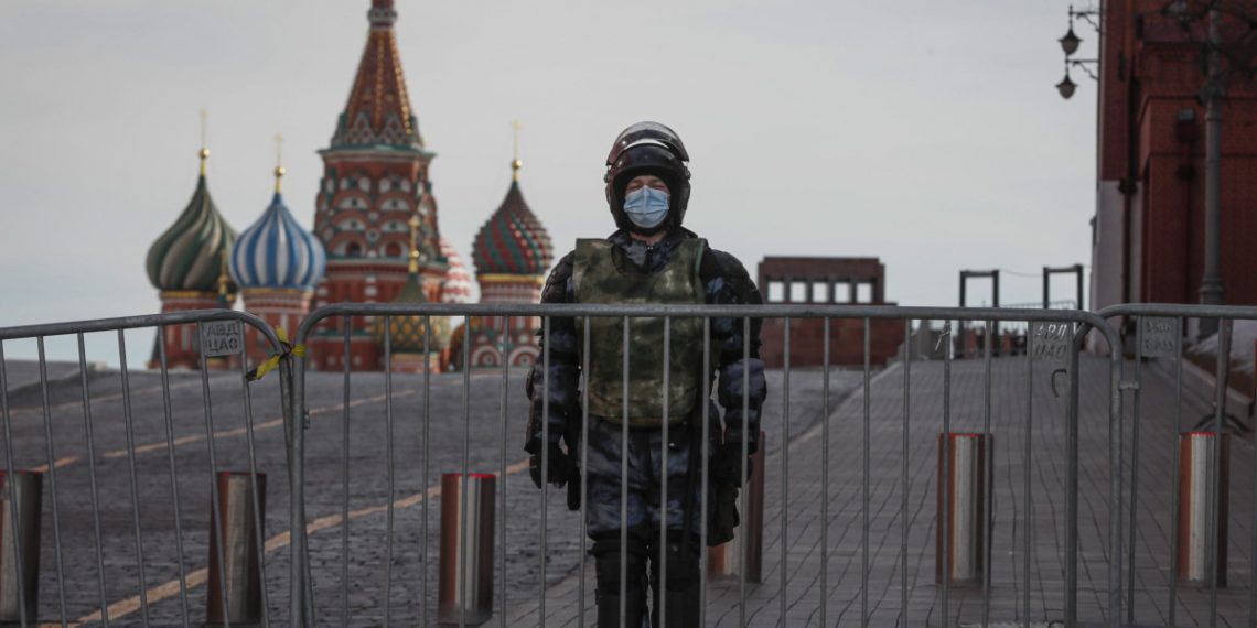 Un poliziotto davanti al Cremlino a Mosca, Russia