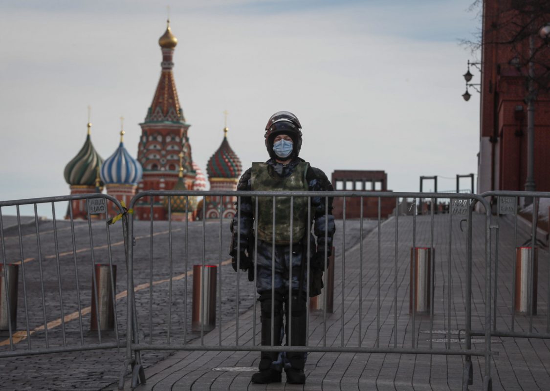 Un poliziotto davanti al Cremlino a Mosca, Russia