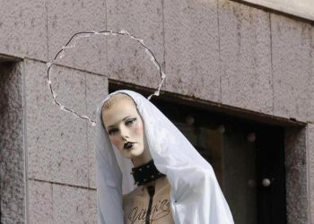 La Madonna blasfema, un manichino a grandezza naturale a seno nudo che scimmiotta la Vergine Maria, portata in “processione” al Pride di Cremona