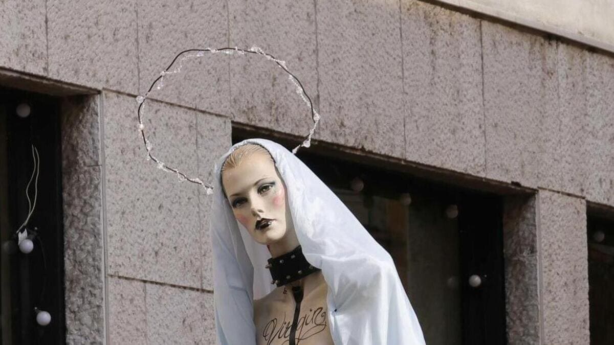 La Madonna blasfema, un manichino a grandezza naturale a seno nudo che scimmiotta la Vergine Maria, portata in “processione” al Pride di Cremona 