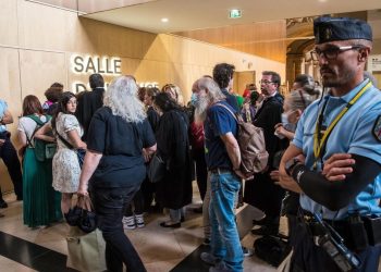 Un poliziotto fuori dall'aula del tribunale dove si è svolta in Francia l'ultima udienza del processo a Salah Abdeslam, che partecipò alla strage del Bataclan