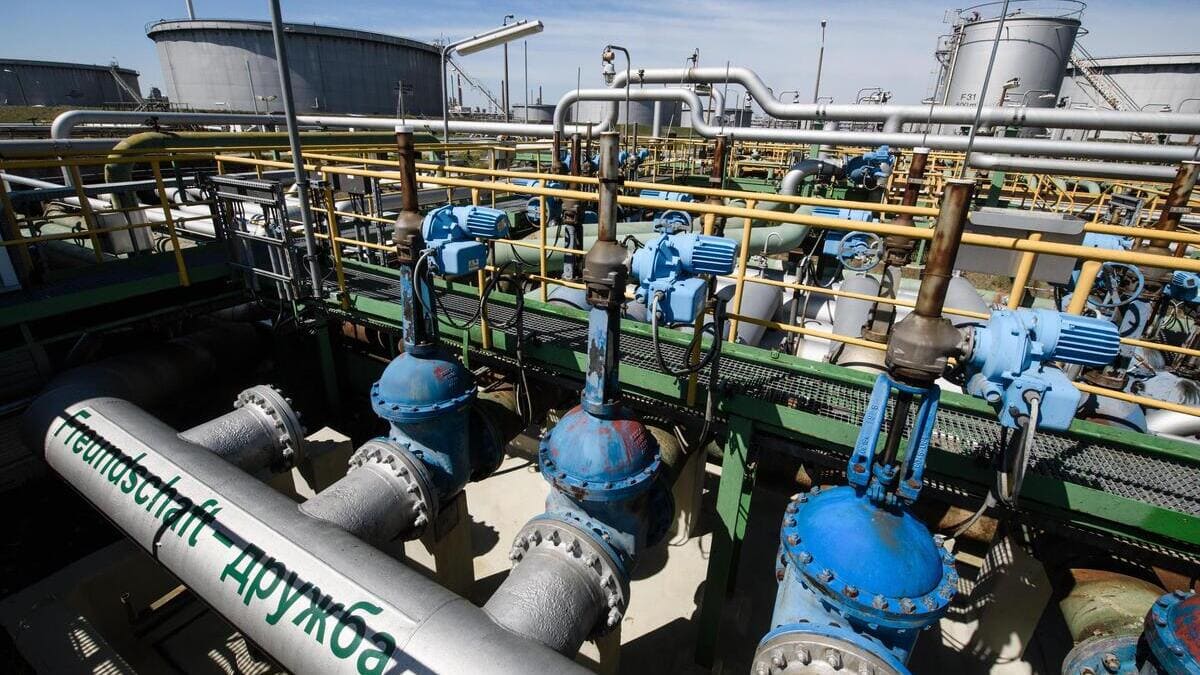 L'oleodotto Druzhba, collegato a una raffineria in Germania, verrà in parte bloccato dalle sanzioni Ue