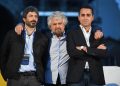 Beppe Grillo, tra Luigi Di Maio e Roberto Fico, sul palco al termine della manifestazione M5s per il No al referendum costituzionale, dalla Basilica di San Paolo alla Bocca della Verita', a Roma, 26 novembre 2016