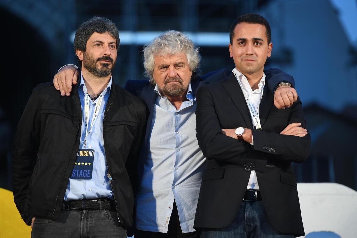 Beppe Grillo, tra Luigi Di Maio e Roberto Fico, sul palco al termine della manifestazione M5s per il No al referendum costituzionale, dalla Basilica di San Paolo alla Bocca della Verita', a Roma, 26 novembre 2016