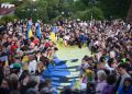 Marcia dei profughi ucraini a Varsavia per ringraziare dell’accoglienza in Polonia