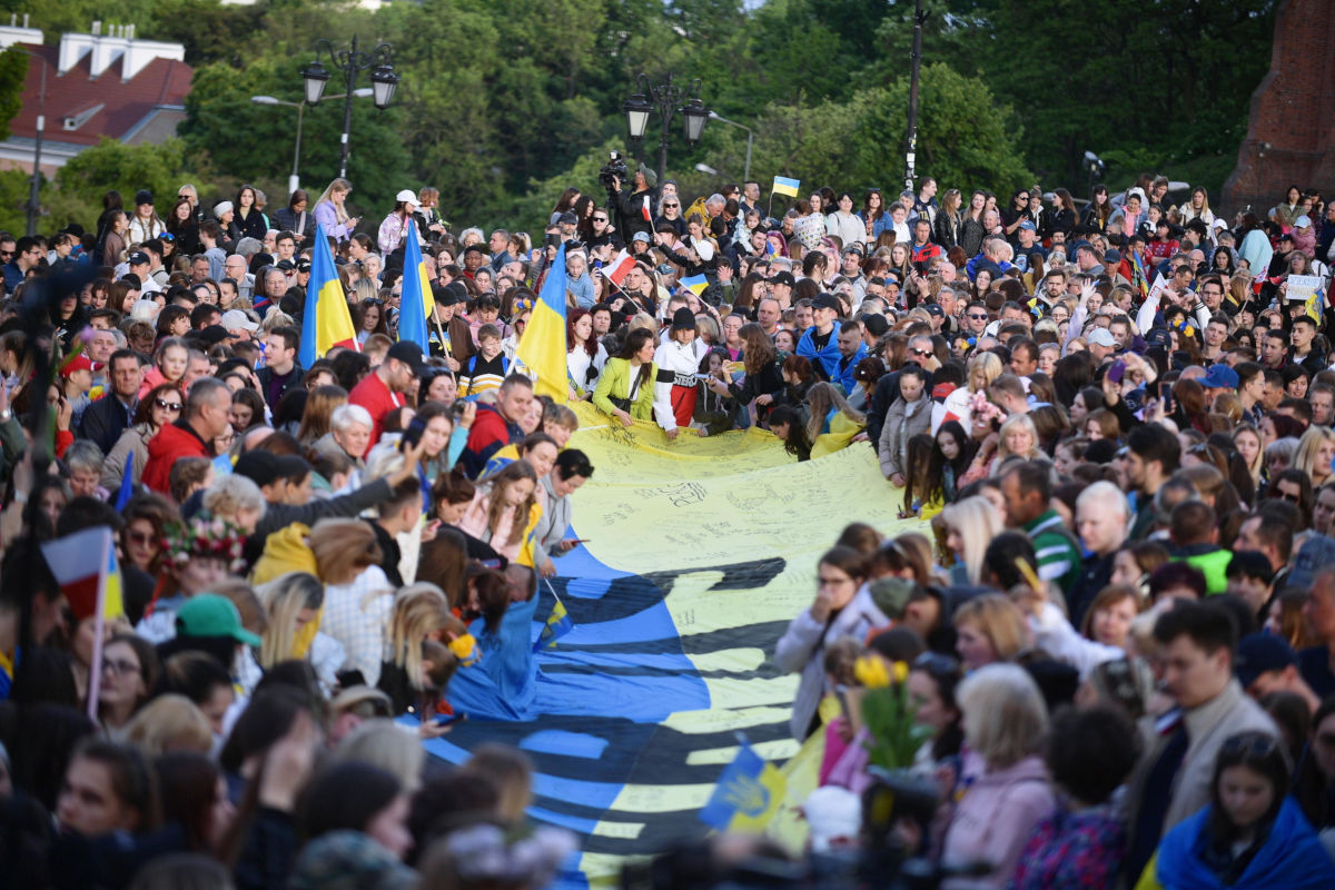 Marcia dei profughi ucraini a Varsavia per ringraziare dell’accoglienza in Polonia