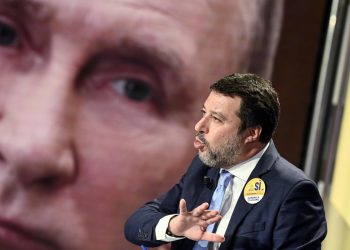 Matteo Salvini e sullo sfondo Vladimir Putin