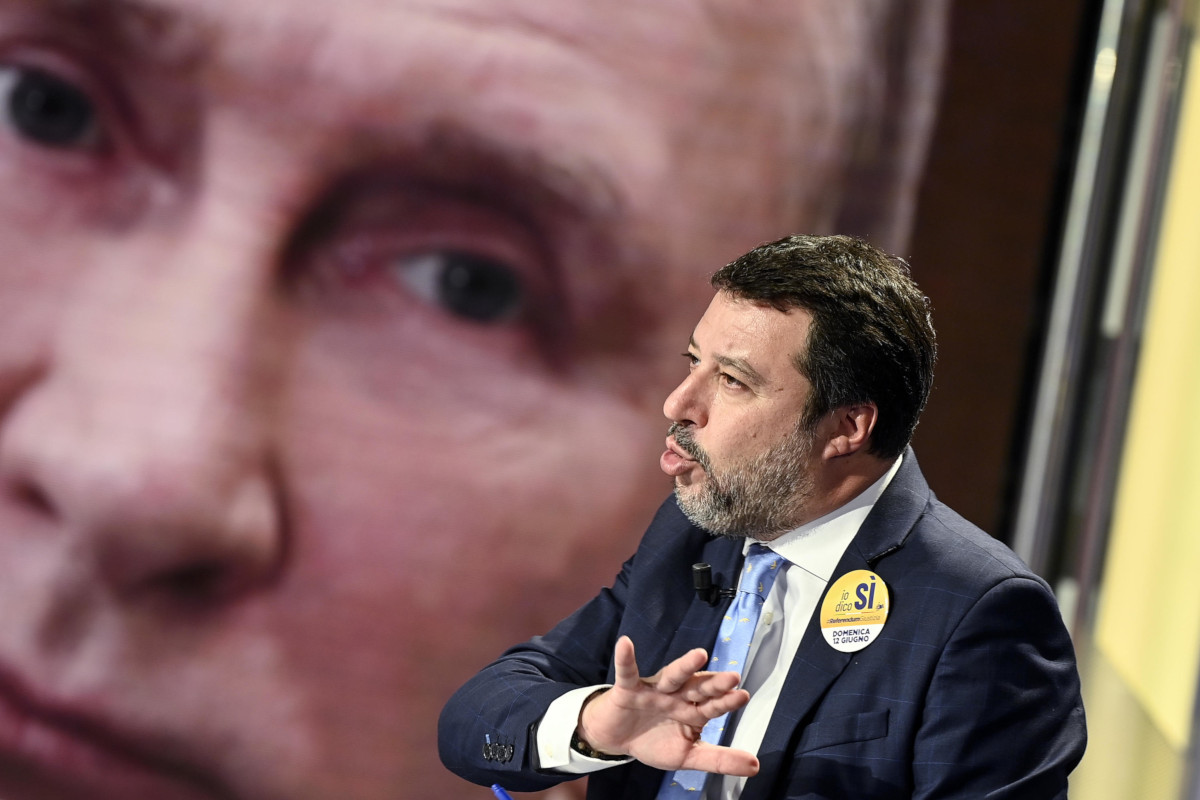Matteo Salvini e sullo sfondo Vladimir Putin