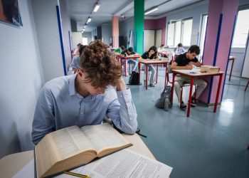 Gli studenti del liceo paritario scienze umane Sacra Famiglia affrontano la prova scritta per l'esame di maturità a Torino 22 giugno 2022