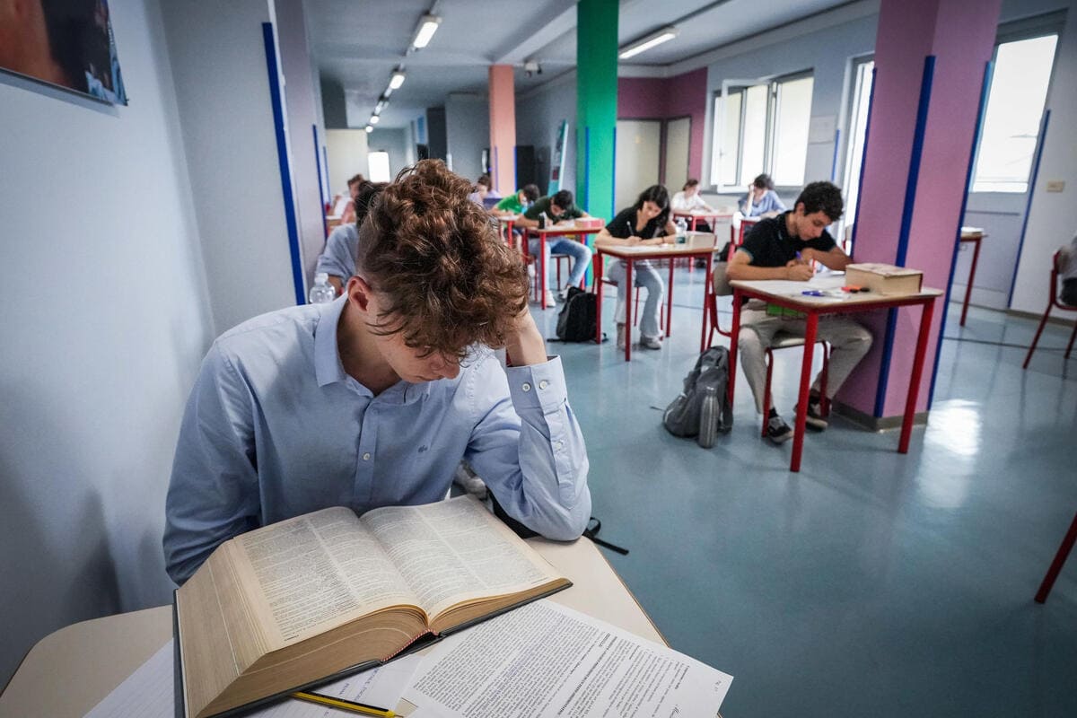 Gli studenti del liceo paritario scienze umane Sacra Famiglia affrontano la prova scritta per l'esame di maturità a Torino 22 giugno 2022