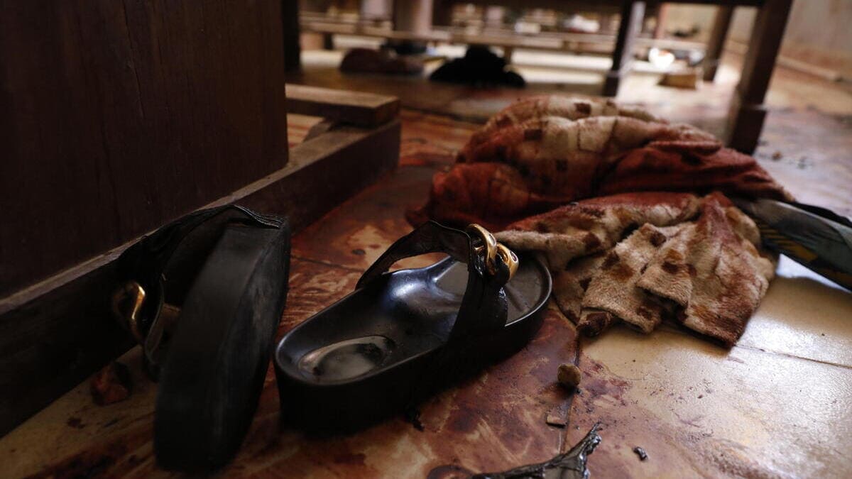 Resti di vestiti e sangue delle vittime della strage di Pentecoste nella chiesa di St Francis a Owo, in Nigeria