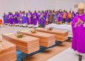 I funerali delle vittime della strage di Owo, in Nigeria