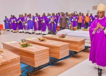 I funerali delle vittime della strage di Owo, in Nigeria