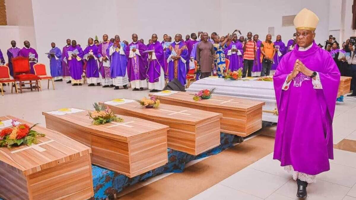 I funerali delle vittime della strage di Owo, in Nigeria