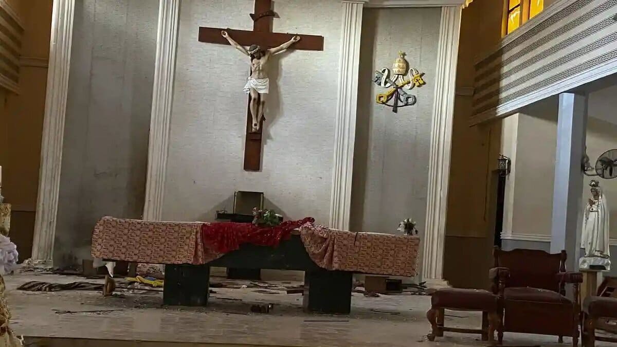 La chiesa di San Francesco a Owo, Nigeria, dopo l'attentato al termine della Messa di Pentecoste nel quale almeno 50 cristiani sono rimasti uccisi