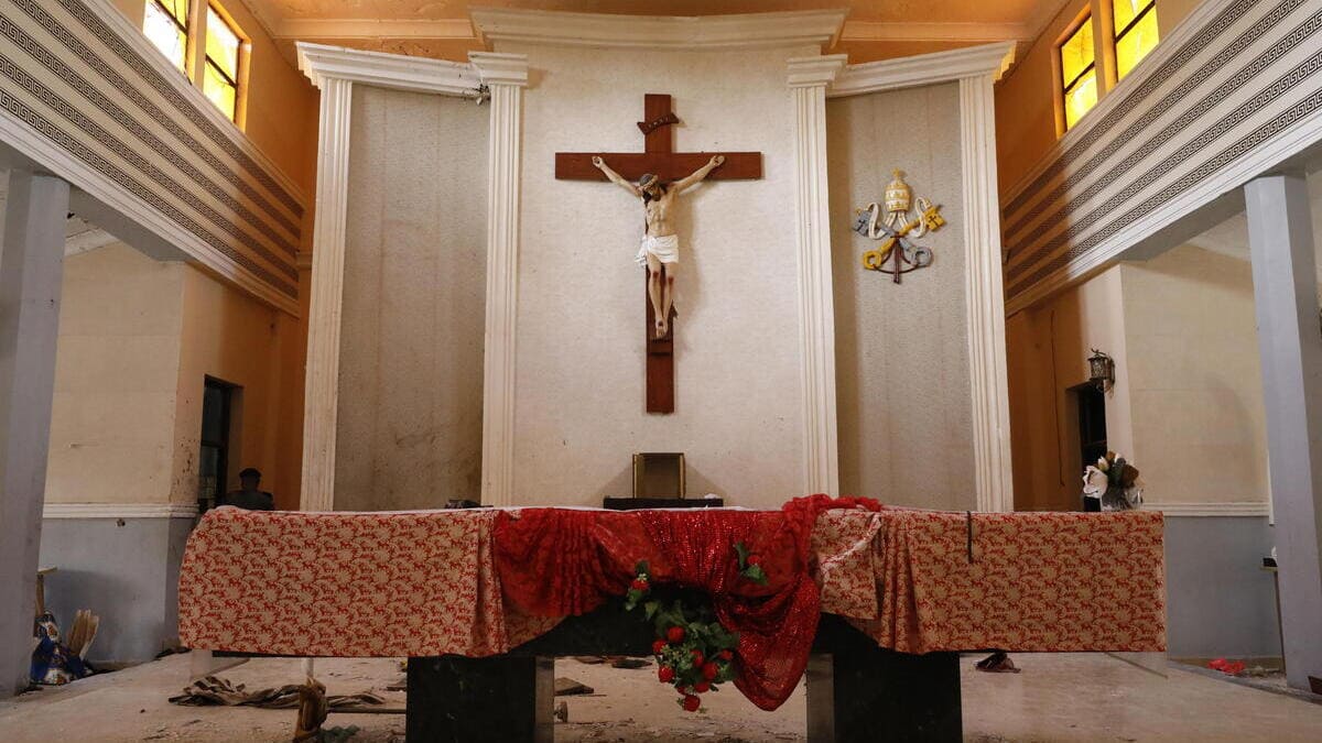 La chiesa di St Francis di Owo, in Nigeria, dopo l'attacco terroristico della domenica di Pentecoste