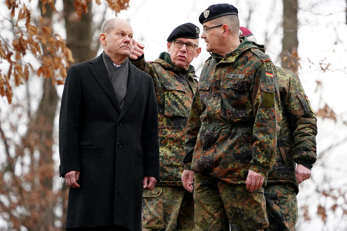 Olaf Scholz in visita alla Bundeswehr