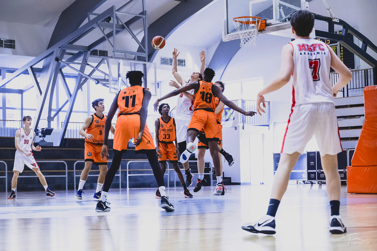 Orange 1, partita a basket