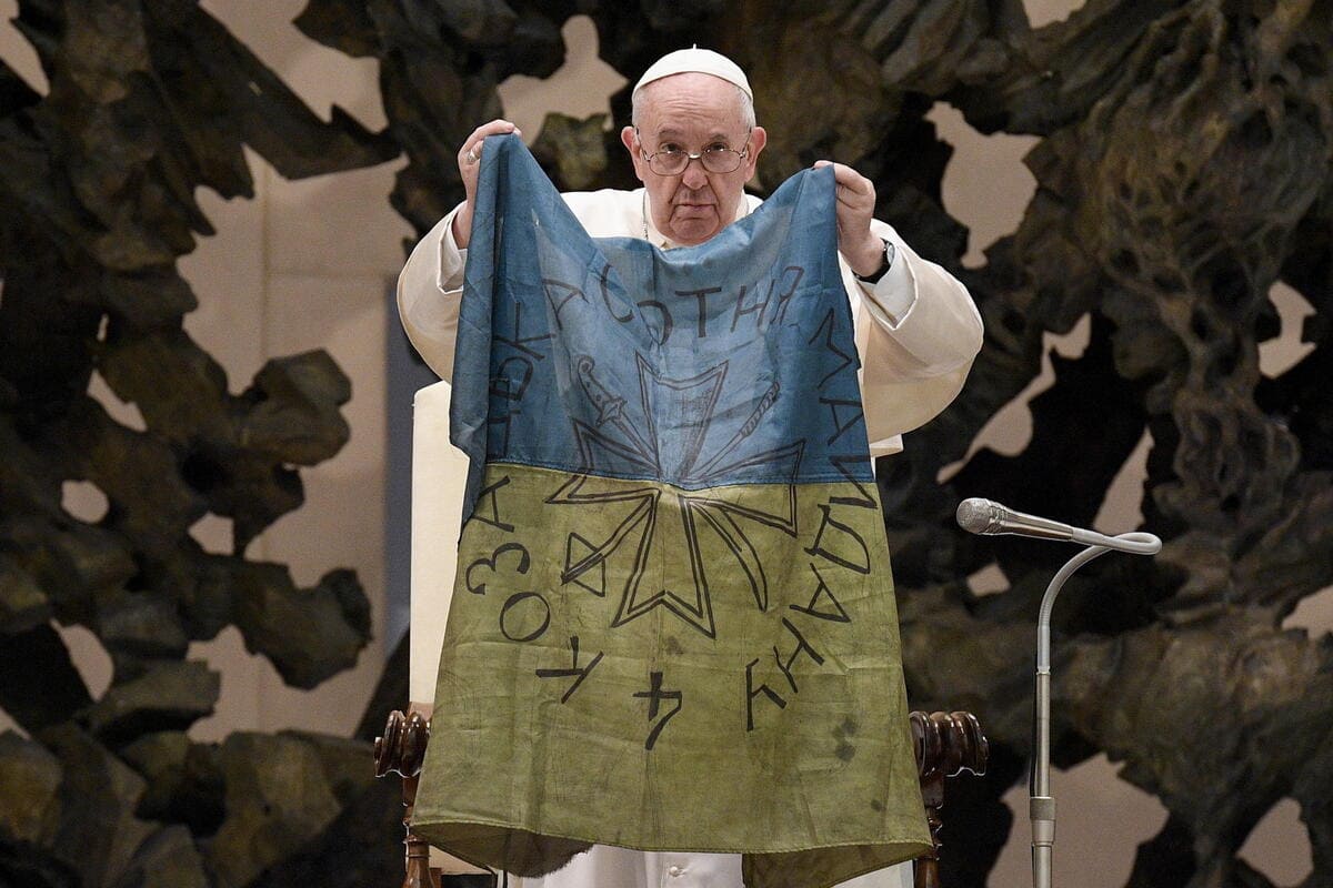 Papa Francesco mostra una bandiera arrivata da Bucha, 6 aprile 2022