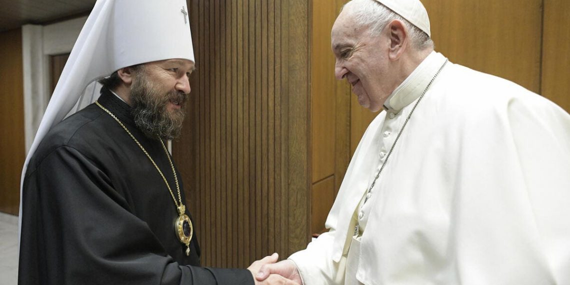 Papa Francesco con  Ilarion Alfeev, Vaticano, 6 ottobre 2021