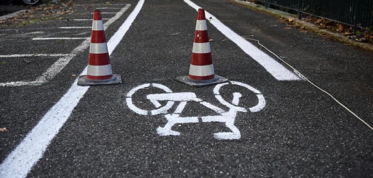 L’ultima idiozia dei Verdi francesi: le piste ciclabili “gender free”