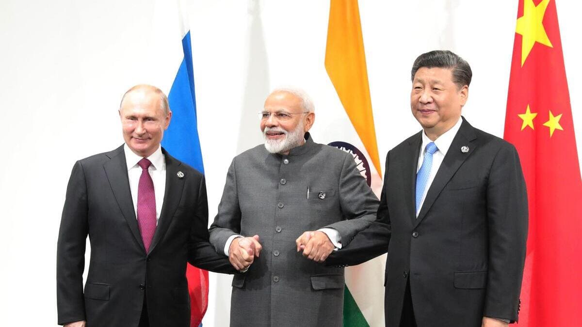 Putin, Xi e Modi - i leader di Russia, Cina e India - insieme in Giappone nel 2019