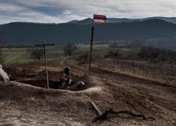 Soldati armeni in trincea nel Nagorno-Karabakh