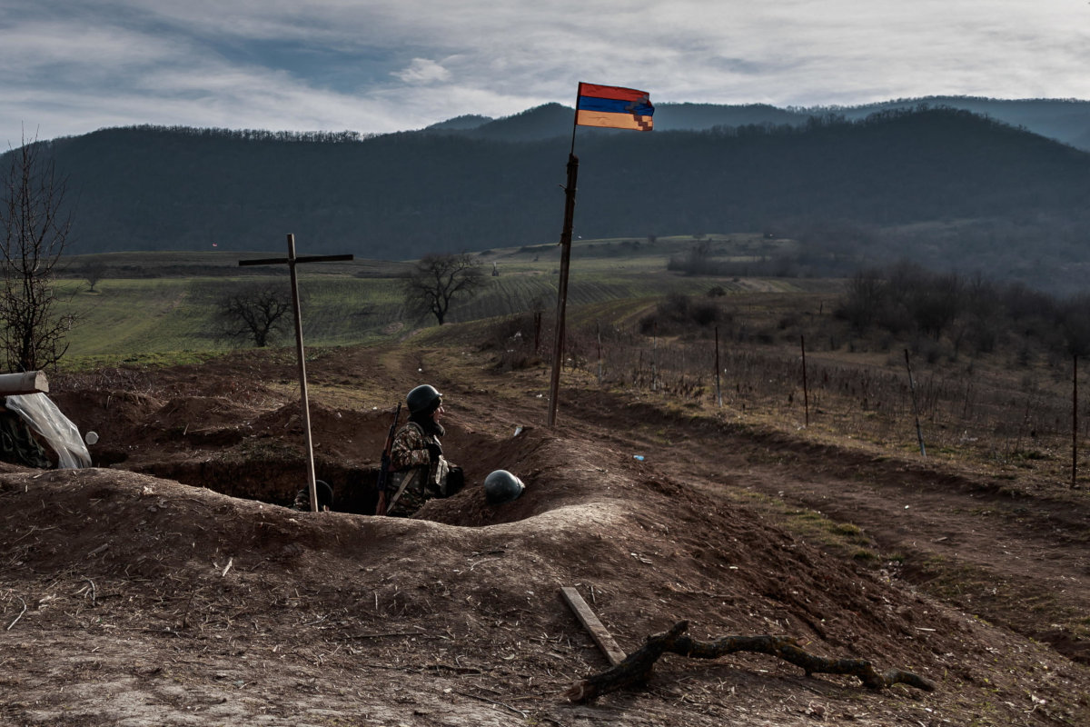 Soldati armeni in trincea nel Nagorno-Karabakh
